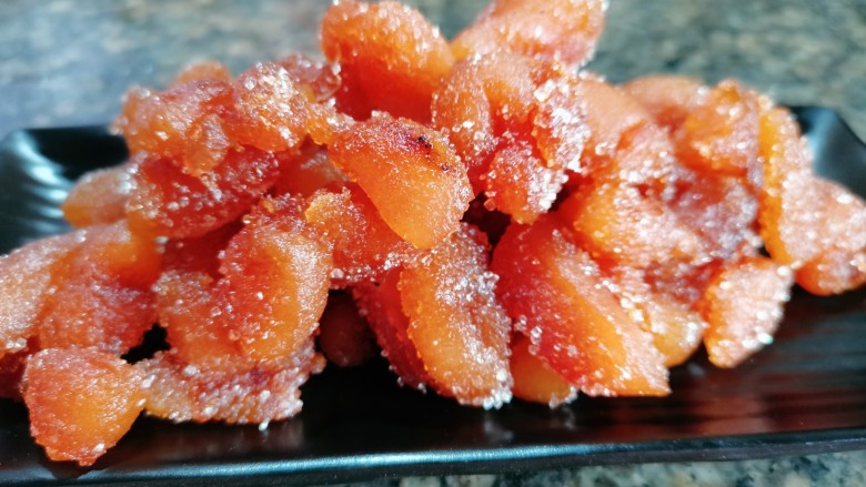 柚子糖,最后小火慢炒,直至糖浆全部炒干后,锅里出现白白的糖霜,此时关火,撒上一点白糖,搅拌均匀出锅。