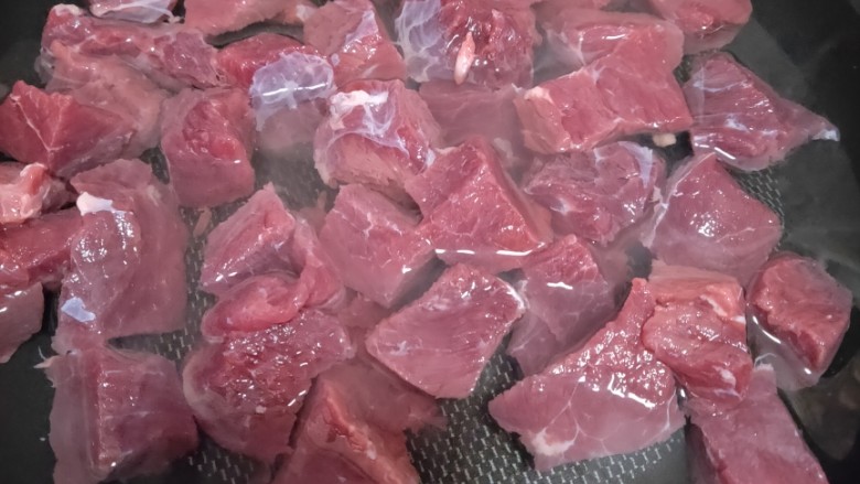 牛肉炖土豆,冷水下锅,把牛肉放入锅中焯3~5分钟主要是为了去掉牛肉中的血水(一定要冷水下锅不可水煮开了再放入牛肉这样会影响牛肉的口感哈)