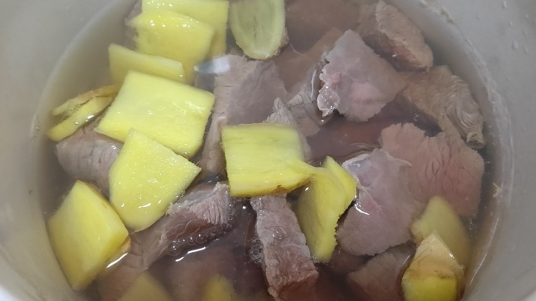 牛肉炖土豆,把牛肉捞起来用白开水再冲洗一下,然后放入炖锅中,再放入姜片,适量<a style='color:red;display:inline-block;' href='/shicai/ 718'><a style='color:red;display:inline-block;' href='/shicai/ 718'>料酒</a></a>,最后再倒入适量开水,炖2小时(冲洗牛肉的时候要用开水,倒入炖锅中的水也是要用热开水噢)