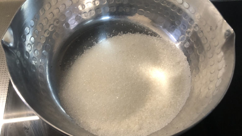 芝麻花生糖,锅中不放油,放入白砂糖,小火煸炒