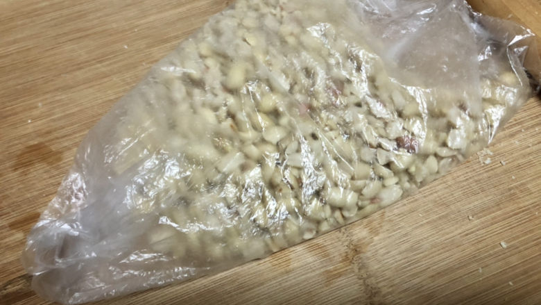 芝麻花生糖,花生仁装入袋中,用擀面杖碾碎,不要太碎了