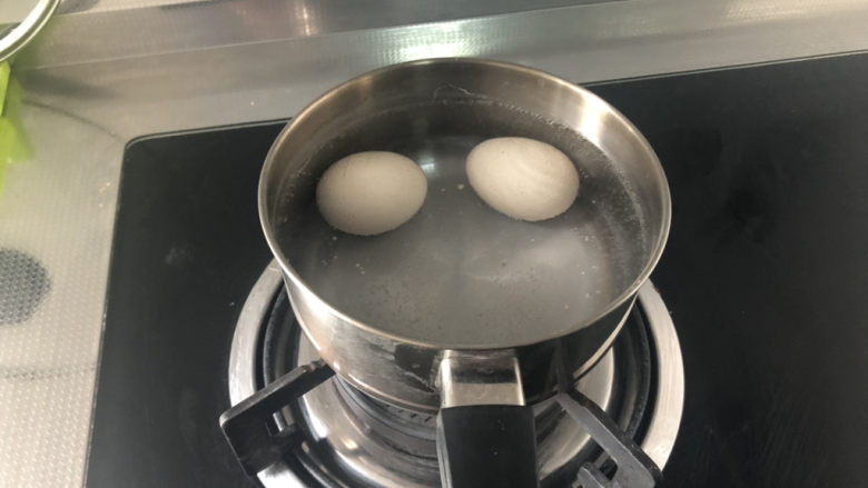酸辣荞麦面,鸡蛋冷水下锅,水开转小火煮约8分钟关火捞出浸凉水