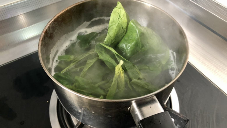 酸辣荞麦面,面条捞出,下菠菜,烫煮半分钟关火