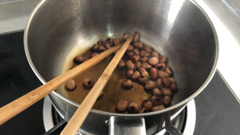 酸辣荞麦面,锅中底油,加入花生米,小火煸炒到花生米焦黄