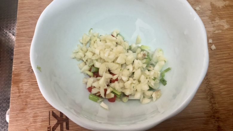 酸辣荞麦面,取一个耐热的🥣,加入蒜末,葱白,小米辣