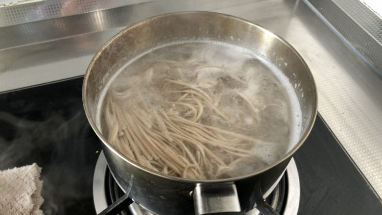 酸辣荞麦面,小火煮两三分钟,喜欢口感更劲道两分钟即可