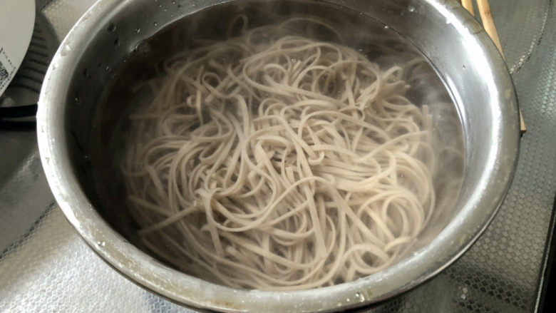 酸辣荞麦面,面条捞出过凉开水,更劲道
