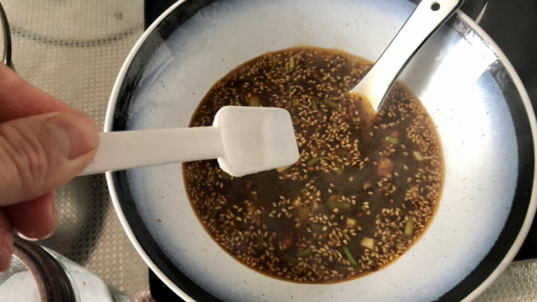 酸辣荞麦面,尝下咸淡,根据个人添加少许食盐定味