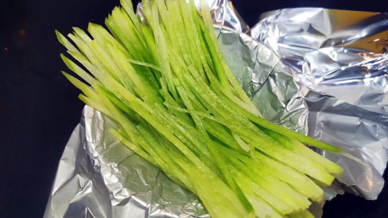 萝卜丝汤,青萝卜丝分成二等份,上下各半铺进扣碗中