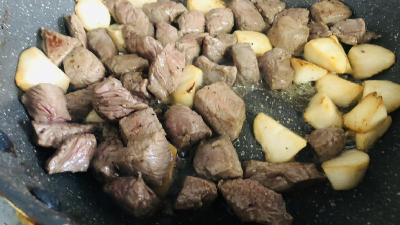 简单美味的杏鲍菇牛肉粒,锅内再次放入油,下入杏鲍菇翻炒,油可以多放点,杏鲍菇比较吃油。杏鲍菇边缘上色后再次放入牛肉粒。