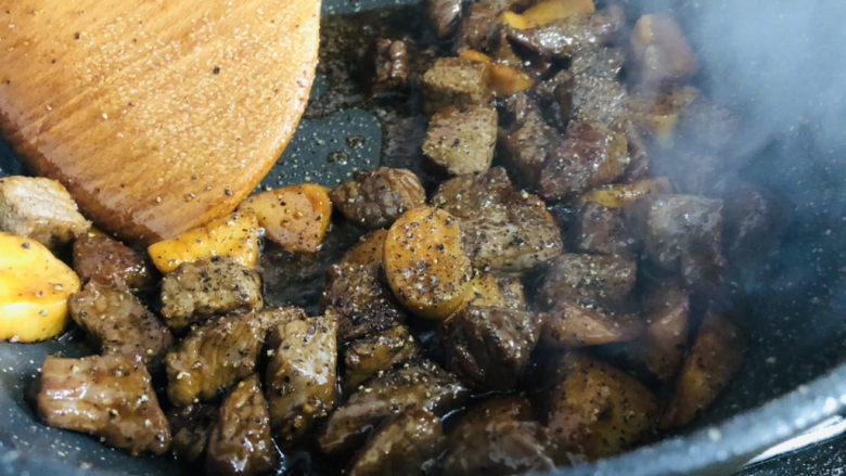 简单美味的杏鲍菇牛肉粒,最后汁收干后再次加入黑胡椒碎。黑胡椒自己看着加,我特别喜欢,就加了很多。