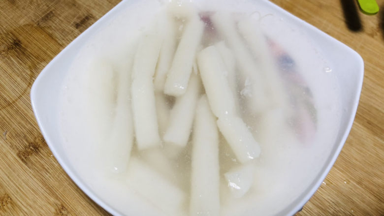 鸡蛋炒年糕,煮软的年糕捞出放入碗中,碗里放点清水,避免黏在一起。