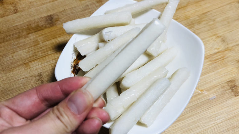 鸡蛋炒年糕,先把买回来的这种条状<a style='color:red;display:inline-block;' href='/shicai/ 552'>年糕</a>从中间切开,