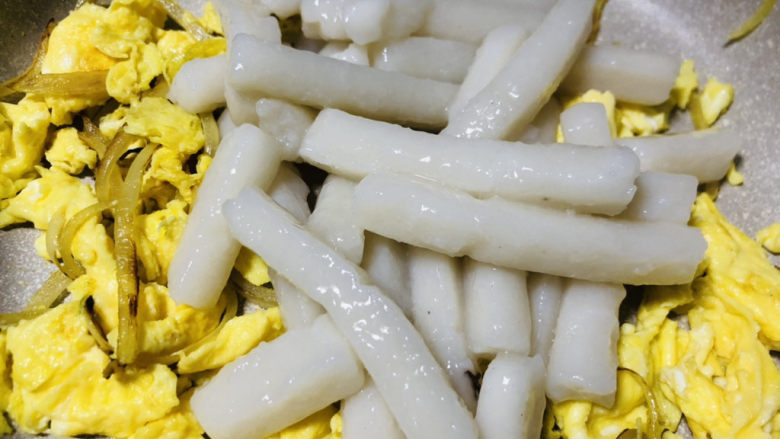 鸡蛋炒年糕,放入提前煮软的年糕,翻炒均匀。