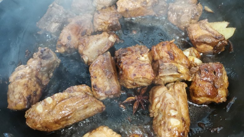 排骨糯米饭,煸炒 上色均匀。