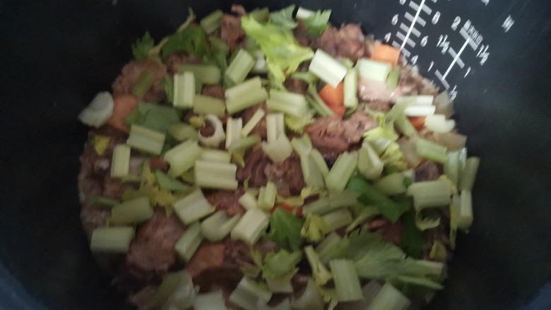 排骨糯米饭,程序停止后,加入芹菜,再次选择精华饭的程序。
