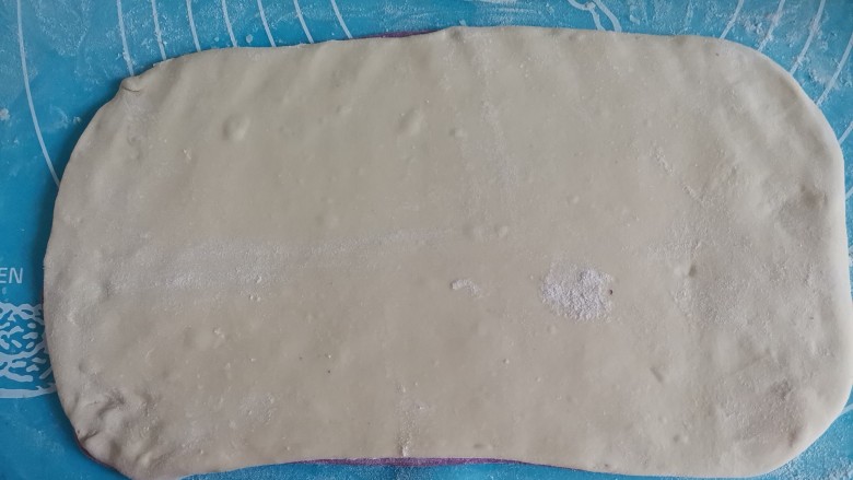 紫薯花朵馒头,另外一个罗在上面,也可以白色在上面,紫色在下面
