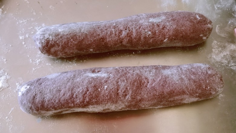 黑米馒头,分割2段,搓成长条。
