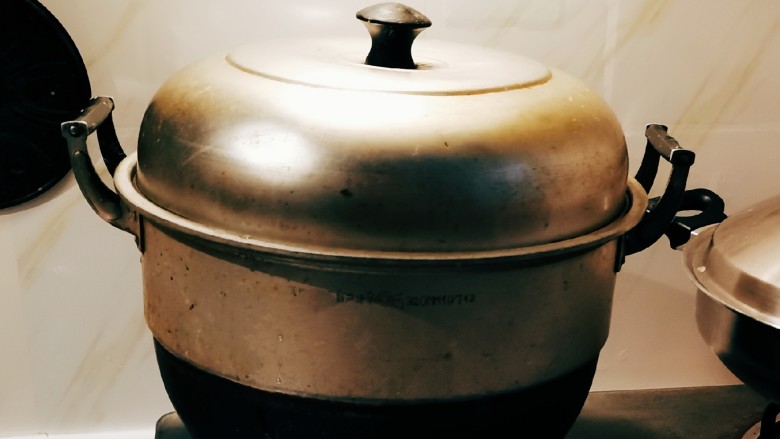 黑米馒头,水烧开后蒸18分钟,焖2分钟。