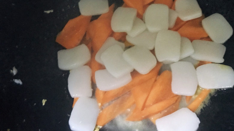 鸡蛋炒年糕,放入年糕,煮3分钟左右