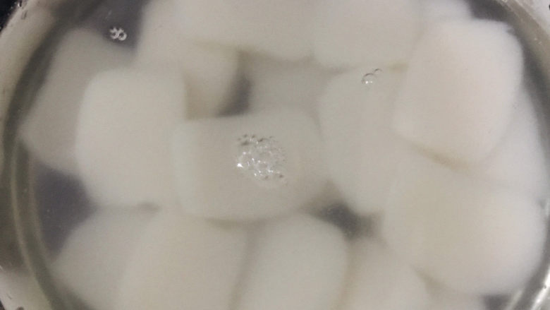 鸡蛋炒年糕,捞出,放入凉水