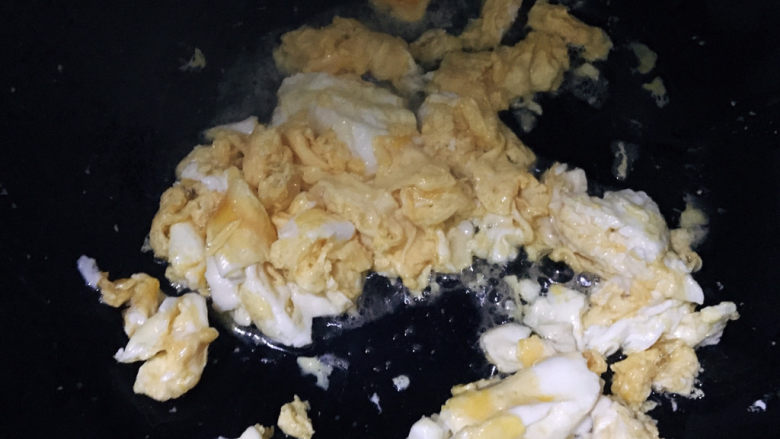 鸡蛋炒年糕,煎成块状,盛出备用