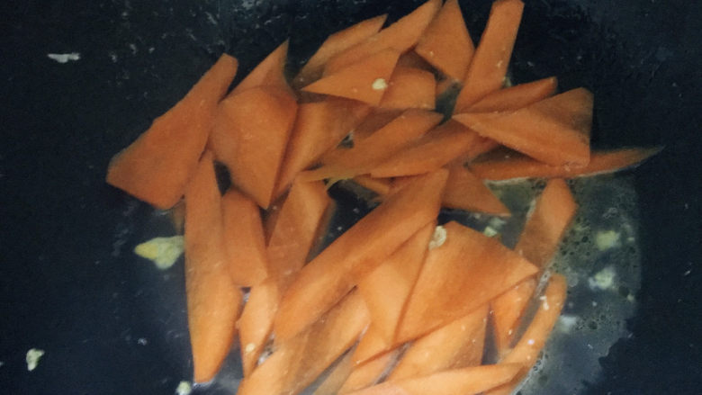 鸡蛋炒年糕,加入适量温水