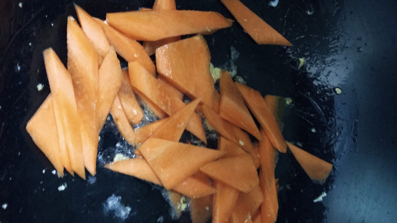 鸡蛋炒年糕,放入胡萝卜,翻炒一下