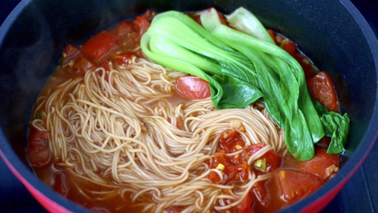 茄汁酸汤鸡蛋面,挂面煮熟后,放入洋葱烫熟即可关火。
