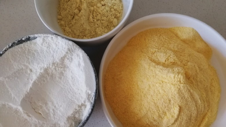 玉米面窝窝头,玉米面,白面,豆面。