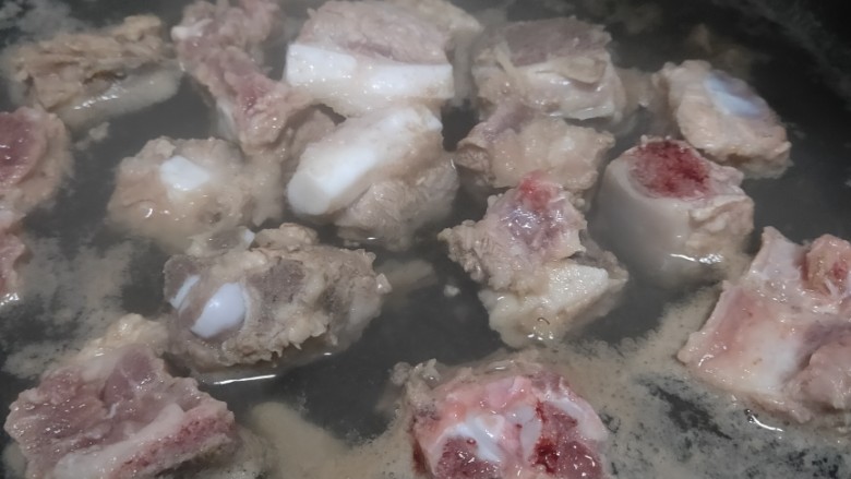 红烧排骨,至排骨变色后捞起来备用(主要是为了去血水)