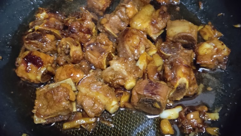 红烧排骨,中火煮20 ~30分钟,再转大火收汁