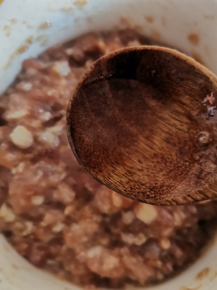 娃娃菜柳叶肉包,把过滤好的葱花椒水放入肉馅中,向一个方向搅拌上劲