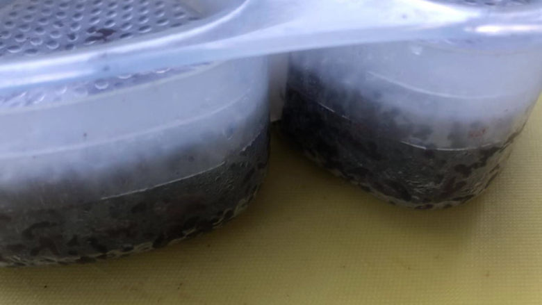 紫米三角饭团,盖上另外一半模具,压紧实。