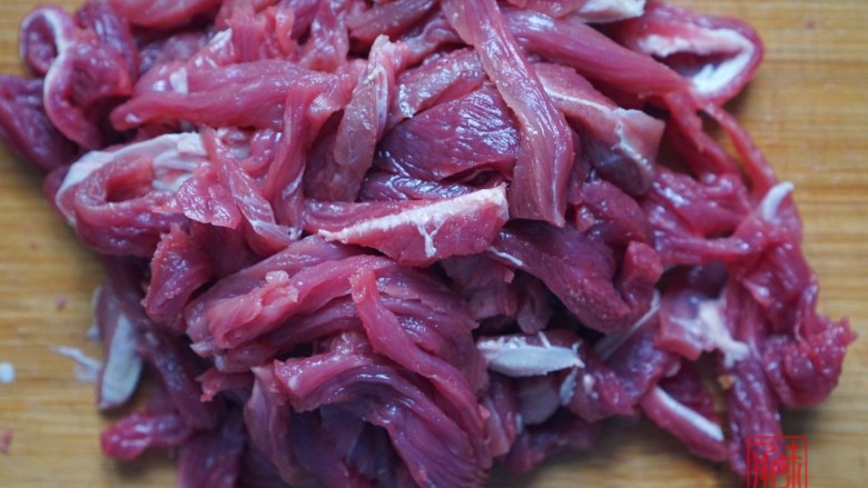 蚝油牛肉丝,2.牛腱子肉切丝。