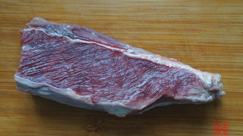 蚝油牛肉丝,1.准备好一块<a style='color:red;display:inline-block;' href='/shicai/ 4956'>牛腱子肉</a>。