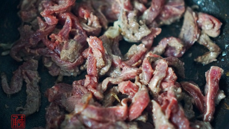 蚝油牛肉丝,5.锅内加入<a style='color:red;display:inline-block;' href='/shicai/ 887'>黄油</a>化开后将腌制好的牛肉丝倒入锅中炒熟。