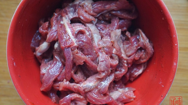 蚝油牛肉丝,4.加入淀粉，将牛肉丝腌制10分钟。