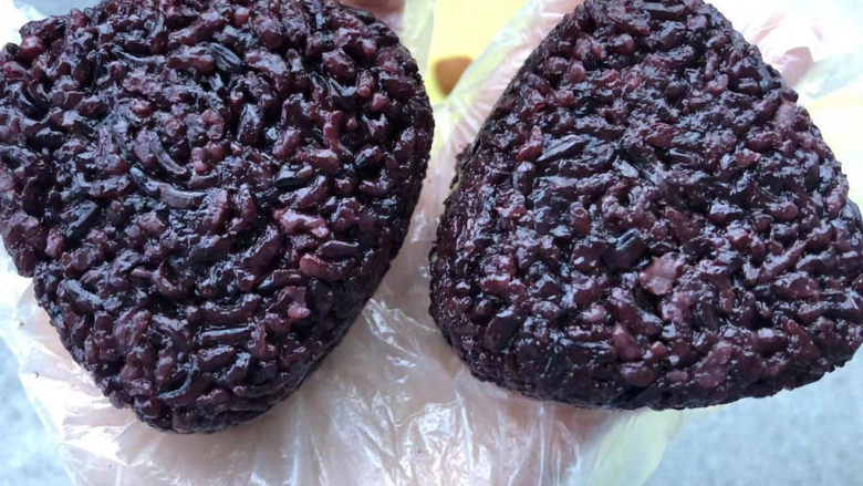 椰香炼乳紫米馅,做成三角饭团。