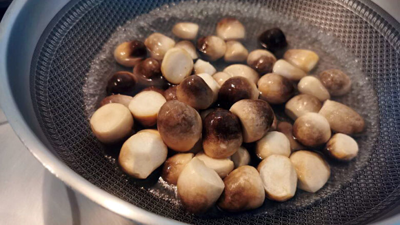 草菇烧鱼,水锅加盐,放入草菇