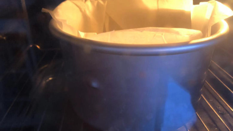 巴斯克芝士蛋糕,烤箱预热200度,烤约30分钟。