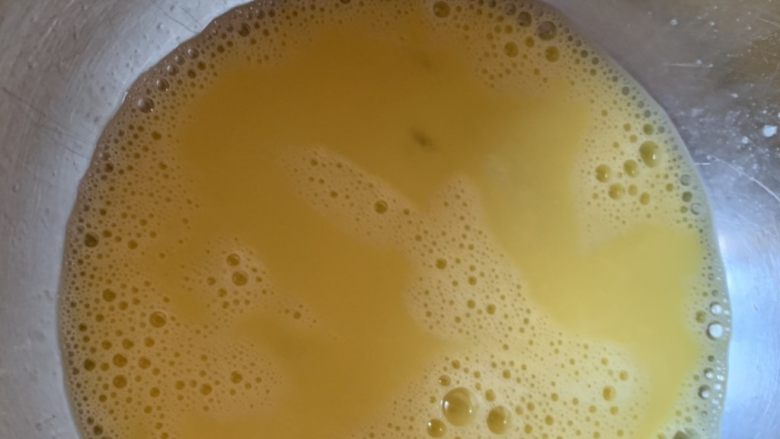 鸡蛋炒韭菜,搅拌