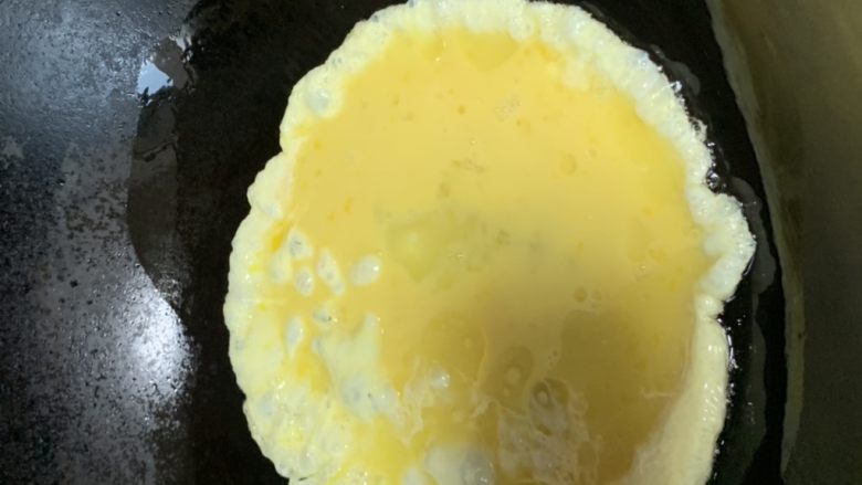 鸡蛋炒韭菜,放油