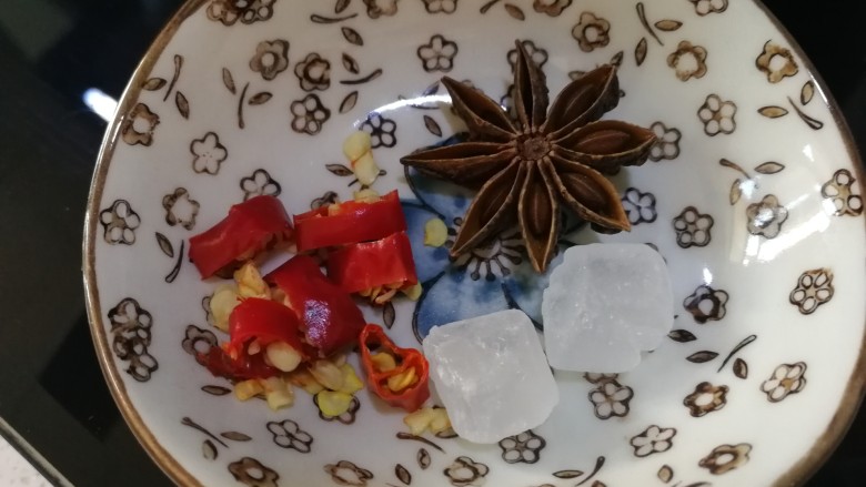 鸡肉炖土豆,准备<a style='color:red;display:inline-block;' href='/shicai/ 695'>八角</a>，<a style='color:red;display:inline-block;' href='/shicai/ 866'>冰糖</a>，小米辣。