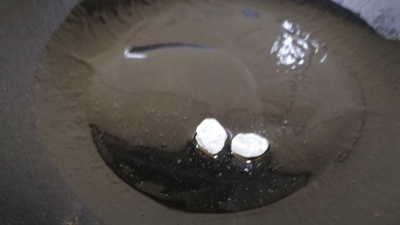 鸡肉炖土豆,热锅凉油,放入冰糖,中小火熬成焦糖色。