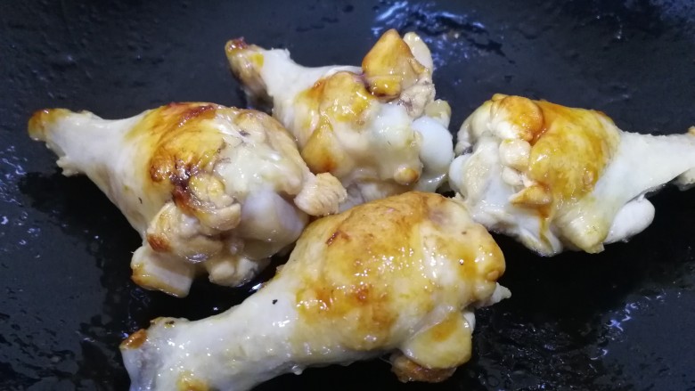 鸡肉炖土豆,放翅根,文火翻炒均匀。