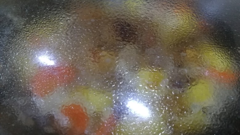 鸡肉炖土豆,盖上锅盖,文火煮。