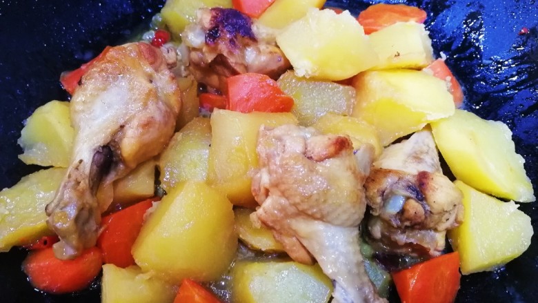 鸡肉炖土豆,汤汁浓稠,土豆翻沙就可以了。