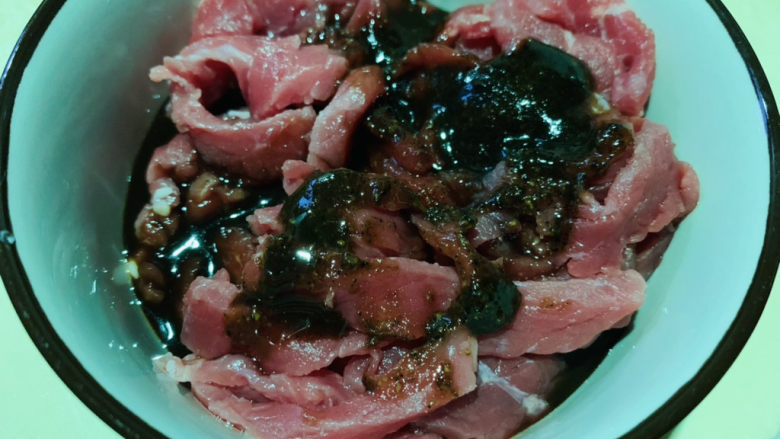 尖椒牛柳,牛肉装入碗内,加<a style='color:red;display:inline-block;' href='/shicai/ 5137'>黑椒汁</a>