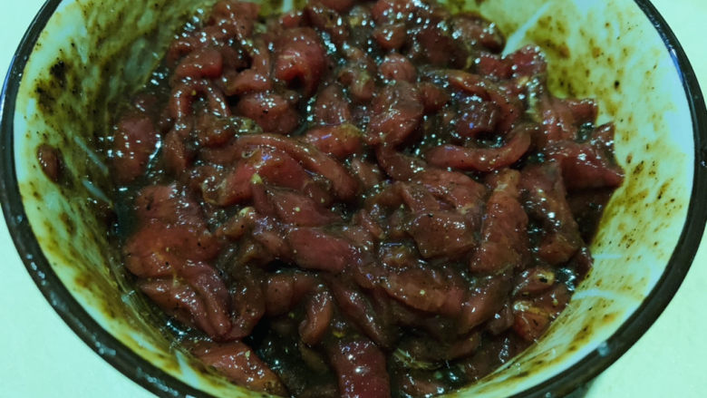 尖椒牛柳,搅拌均匀调料,腌制10分钟